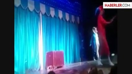 Gösteri Esnasında Dev Yılan Küçük Kıza Saldırdı