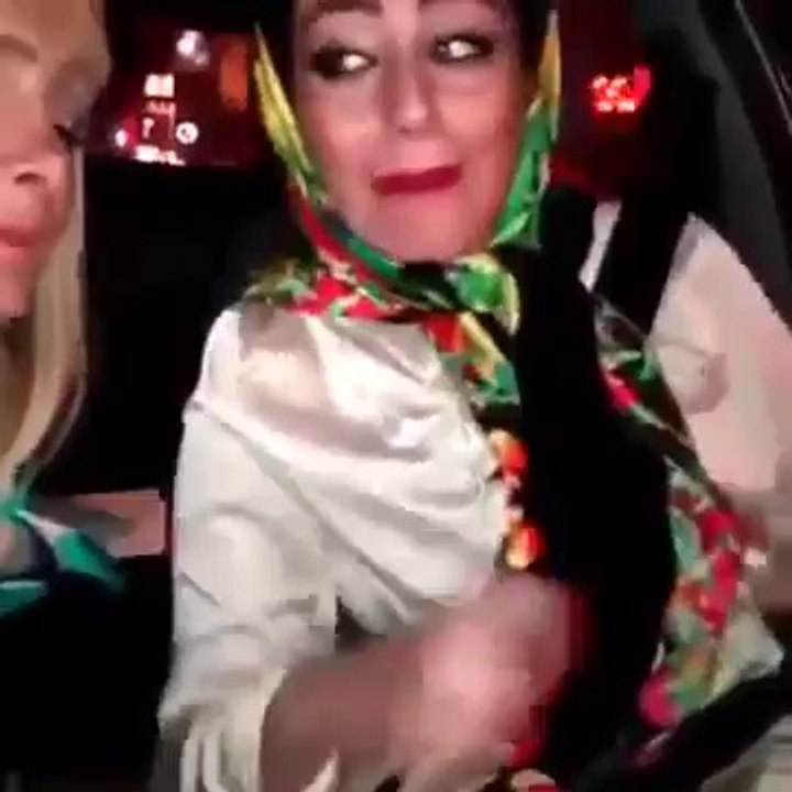 Deux femmes préfèrent chanter au volant, ce qui va suivre était prévisible ! Epic Fail !