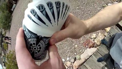 Ne jouez pas aux cartes avec lui !