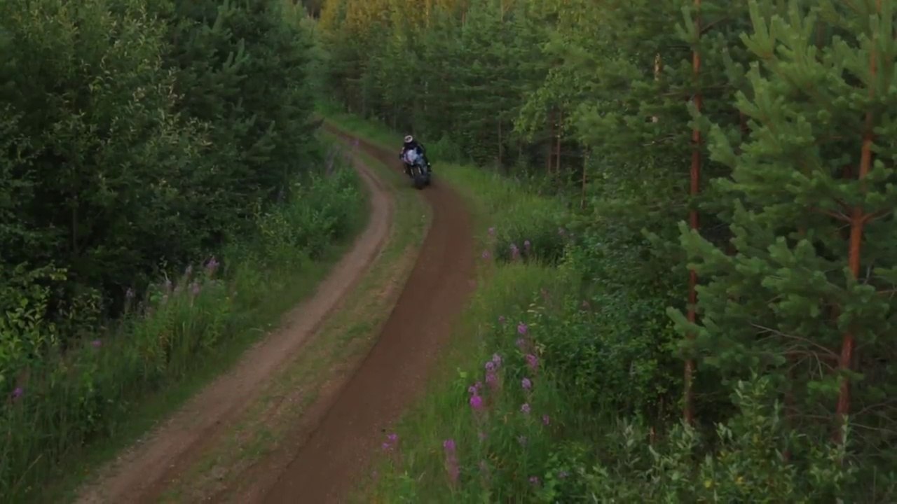 Suzuki GSX-R sur un chemin de terre