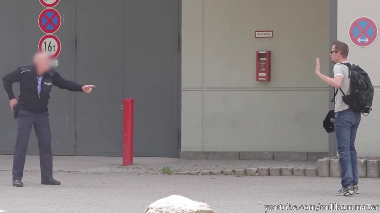 Voler la casquette d'un policier pour voir sa réaction