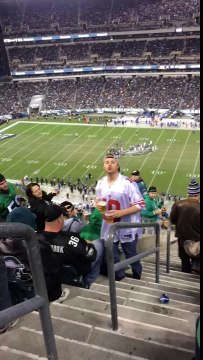Les Supporters des EAGLES accueillent un fan des GIANTS comme il faut!