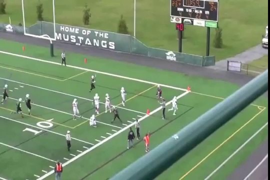Touchdown magique : le Quarterback en mode saut d'obstacle! The Morrisville Hurdle