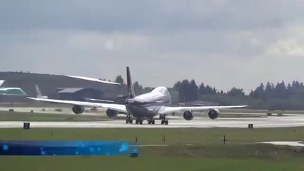 Un Boeing 747-8 fait coucou au décollage