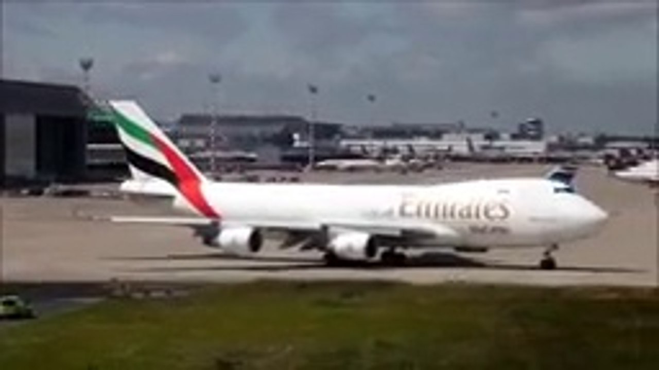 Boeing 747-400 very early rotation ! 600 meter...