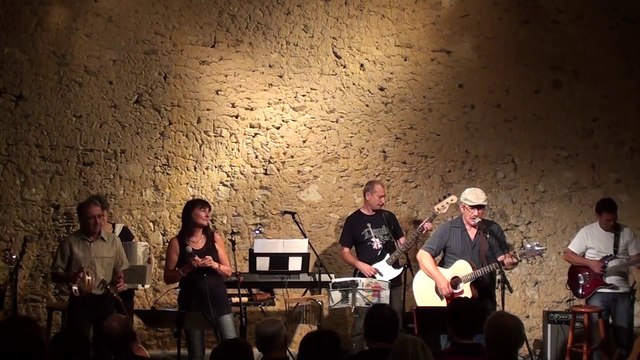 Dans la salle du Bar tabac (par Les Gens d'R - Tuffé 72)