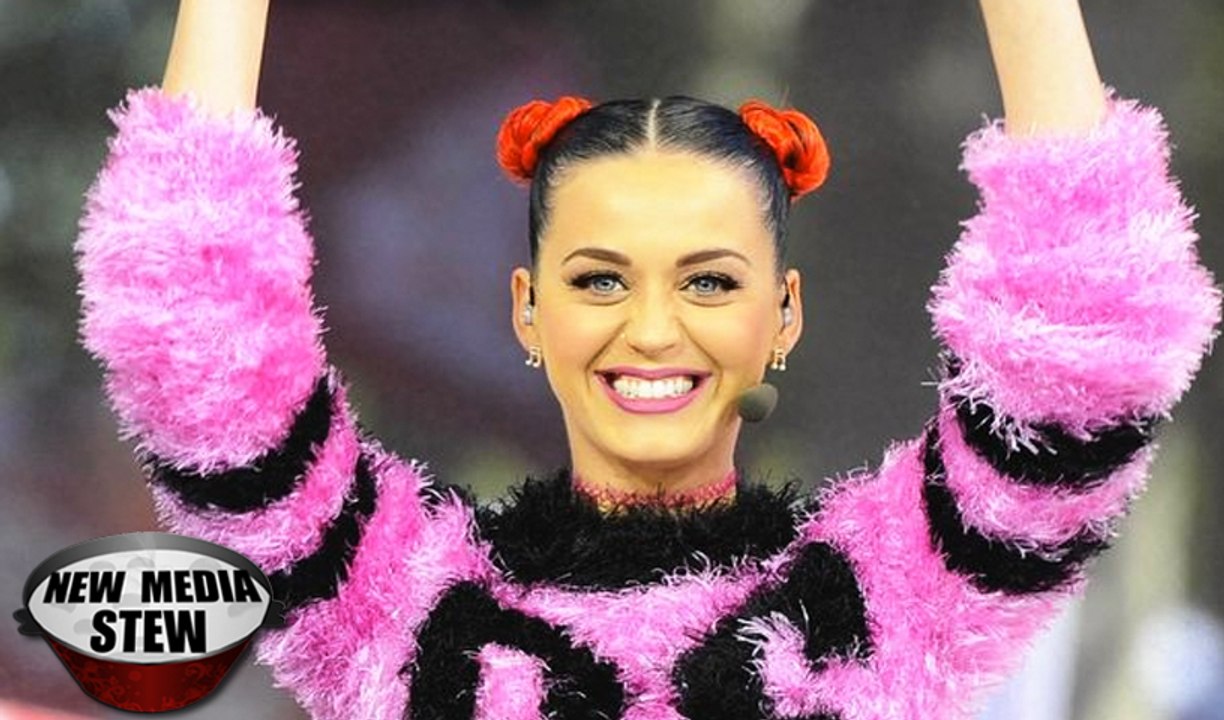 KATY PERRY PERFORMING AT SUPER BOWL 2015 HALFTIME SHOW