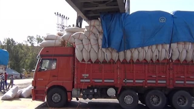 Saman Yüklü Kamyon Üst Geçide Sıkıştı