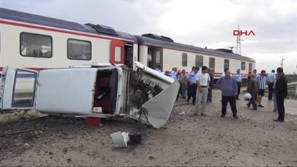 Adana Yolcu Treni Otomobile Çarptı 1 Yaralı