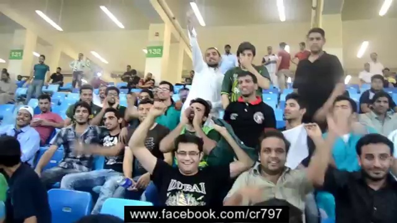 Legend...Pathan Went To Shahid Afridi in The 2nd ODI And Shouted IMRAN KHAN ZINDABAD & "GO NAWAZ GO"