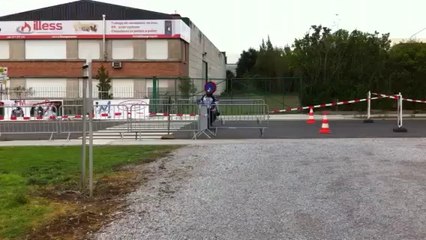 Crash test d'une voiture contre une moto