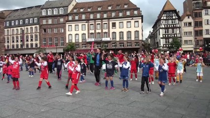 Foot féminin : la flash-mob place Kléber