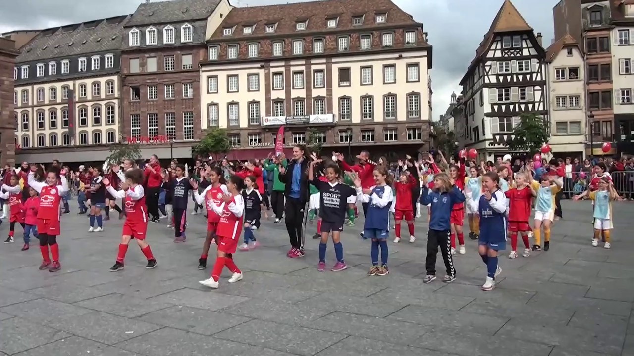 Foot féminin : la flash-mob place Kléber