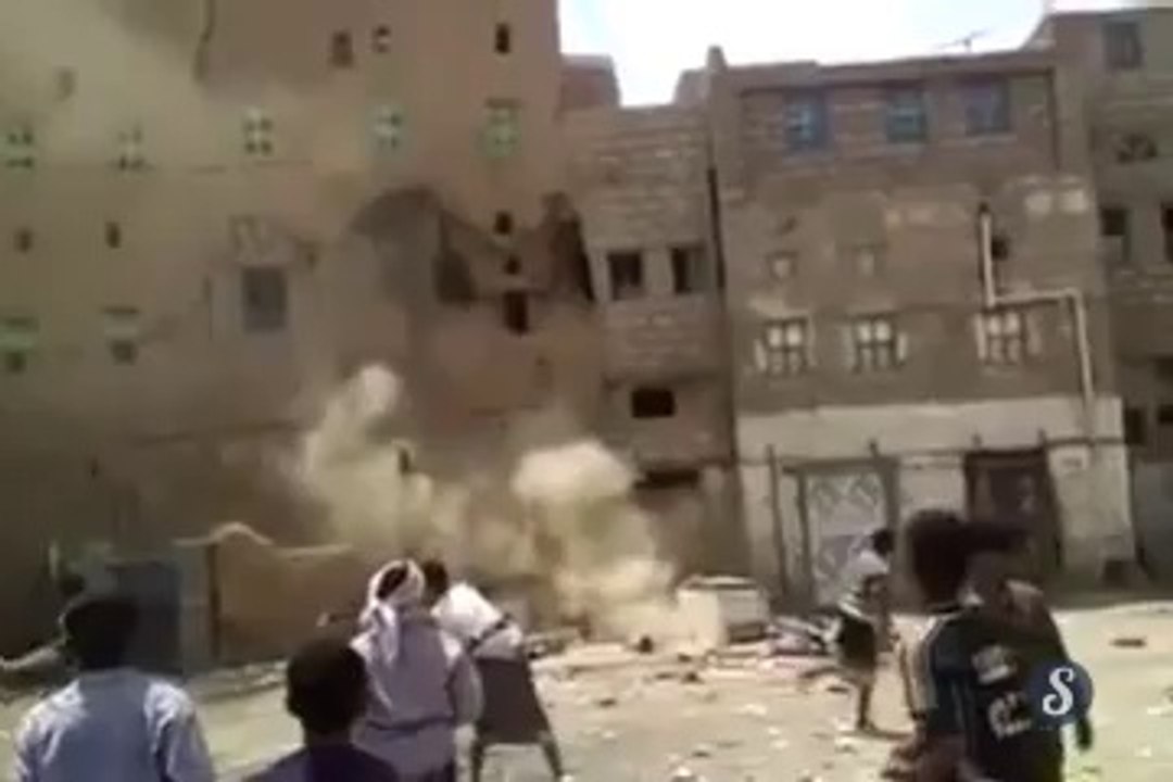 Démolition d'une maison en jetant des pierres