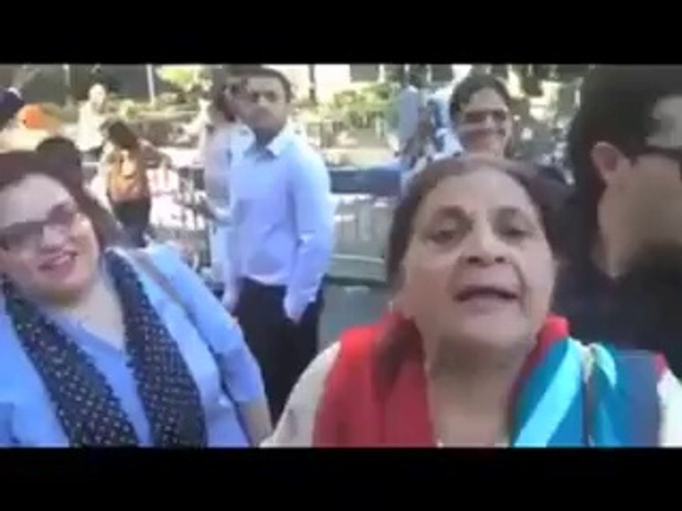 American Pakistani aunty give a very funny message to Nawaz Sharif watch video.