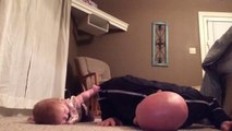 Babasıyla Beraber Egzersiz Yapan Sevimli Bebek