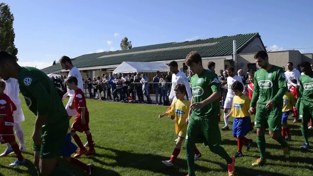 Entrée des joueurs avec les enfants pour Vendat...