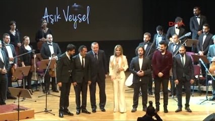 Erdoğan, Sahnede Sanatçılarla Birlikte Aşık Veysel'in Türküsünü Söyledi-1