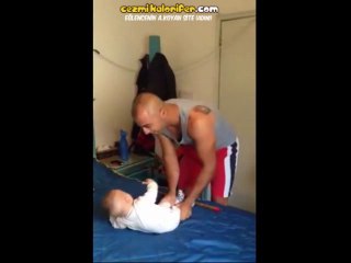 6 Aylık Bebeğine Egzersiz Yaptıran Baba