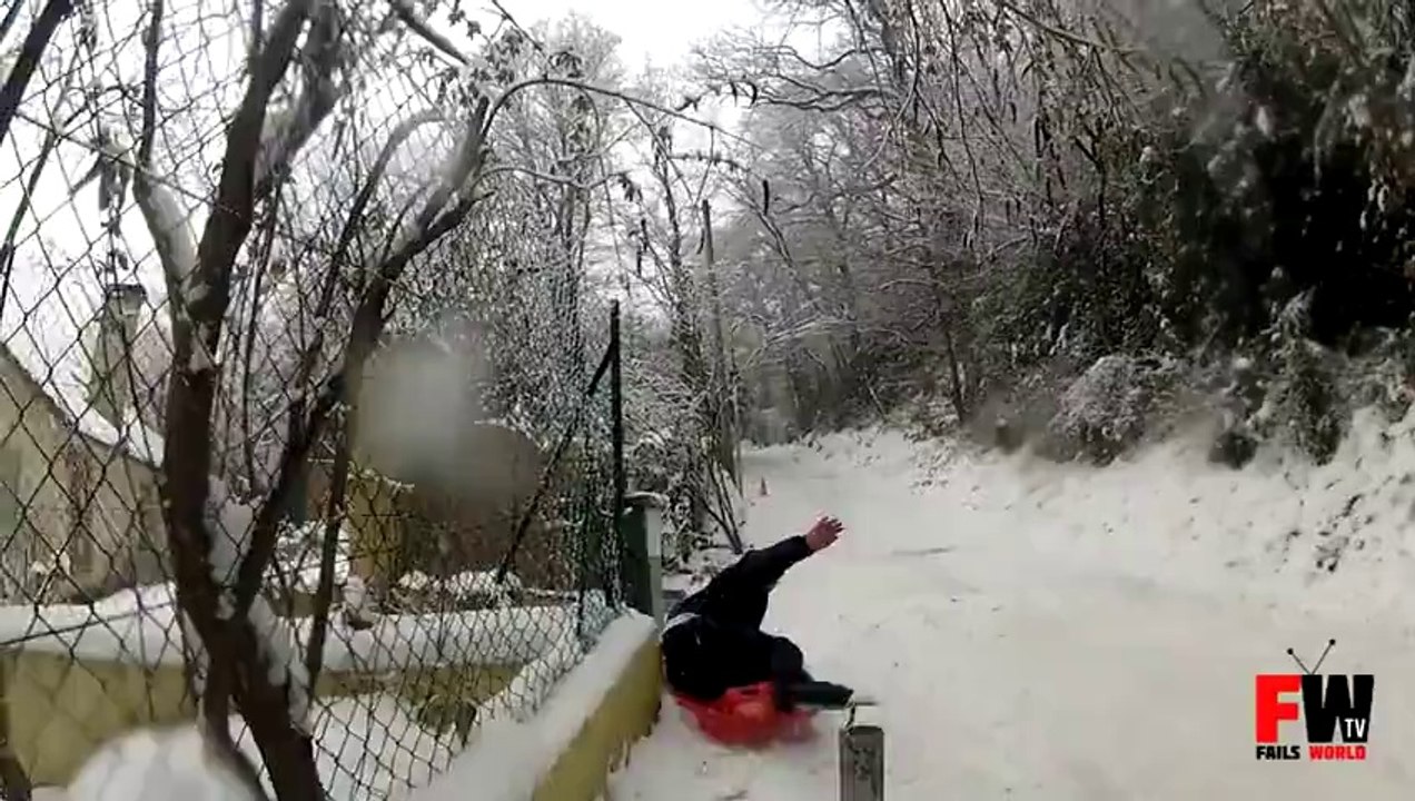 Sledding goes wrong - Fails World
