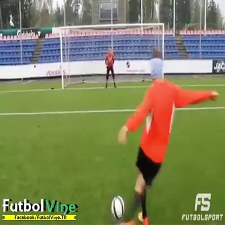 Gözleri kapalı, hareket ile penaltıyı tam doksana çaktı!