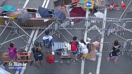 Hong Kong : la police commence à démonter les barricades des manifestants