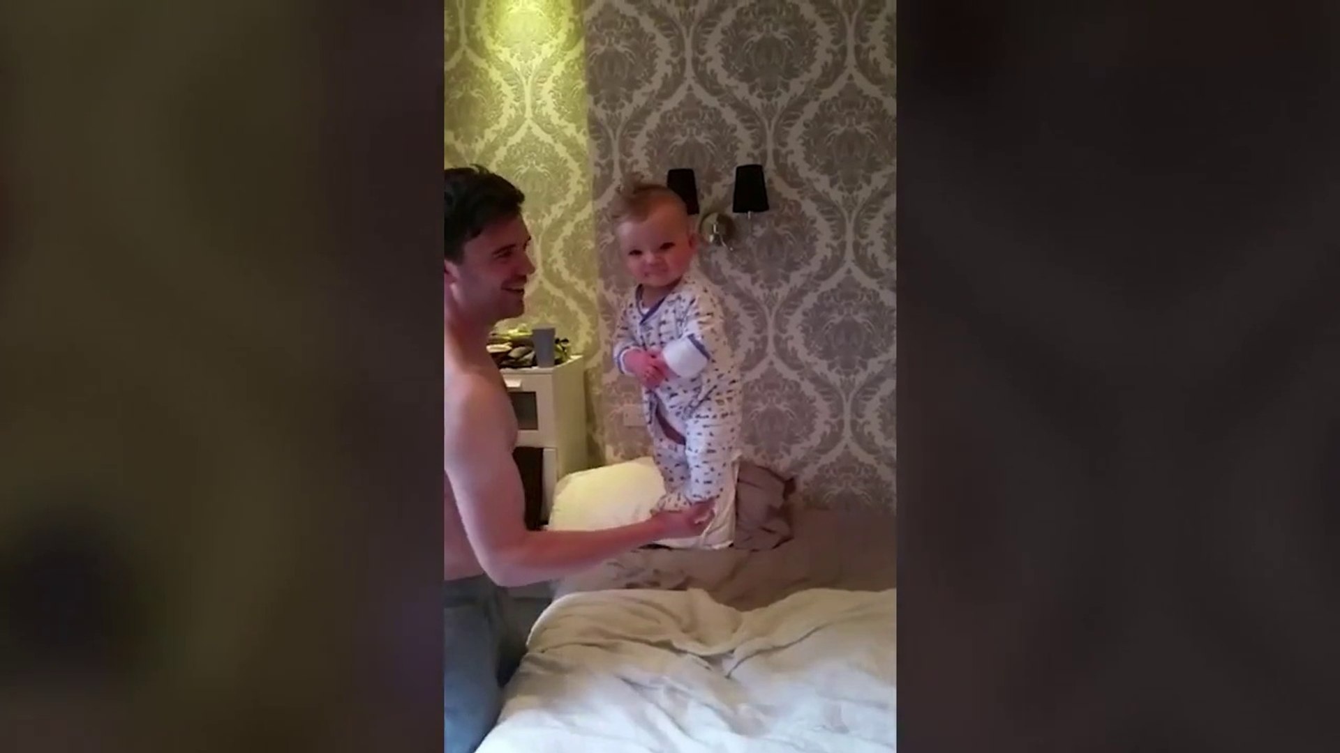 Instant Cute Ce Bebe Tient En Equilibre Dans La Main De Son Pere Video Dailymotion