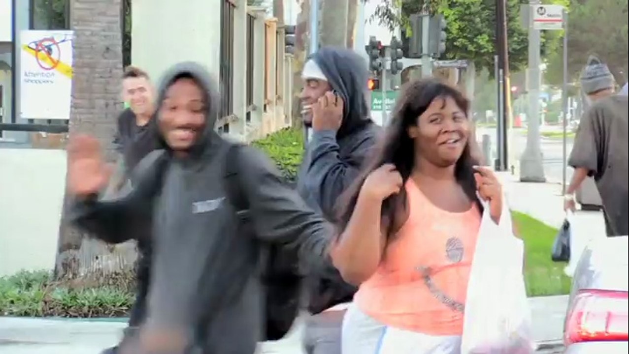 Il fait s'envoler les vêtements des filles