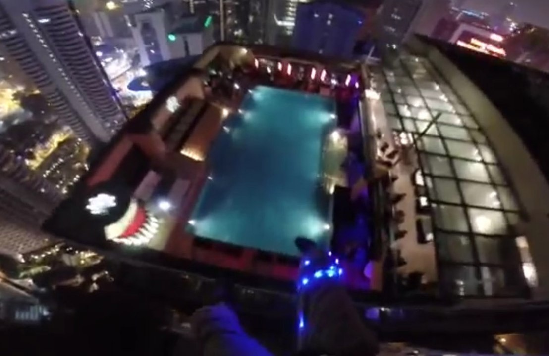 Ils sautent d'un gratte-ciel pour atterrir dans une piscine