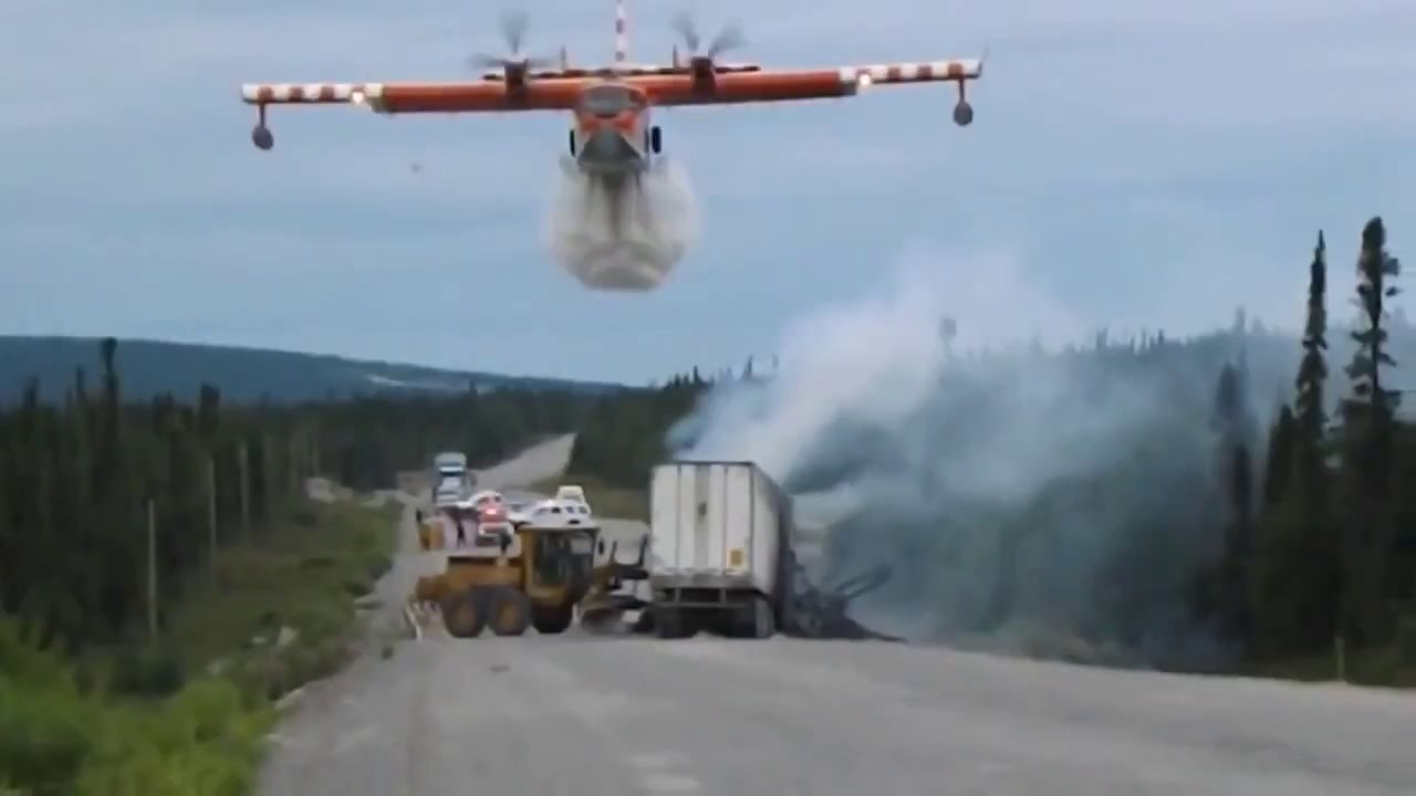 Un avion canadaire éteint un feu de camions sur la route!