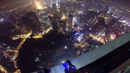Base Jump de fou, de nuit et atterrissage dans une piscine au sommet d'un builin!