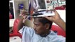 Un indien coupe ses propres cheveux à l'aveugle, sans l'aide de personne!
