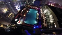 Base jump dans une piscine depuis la tour Menara Kuala Lumpur