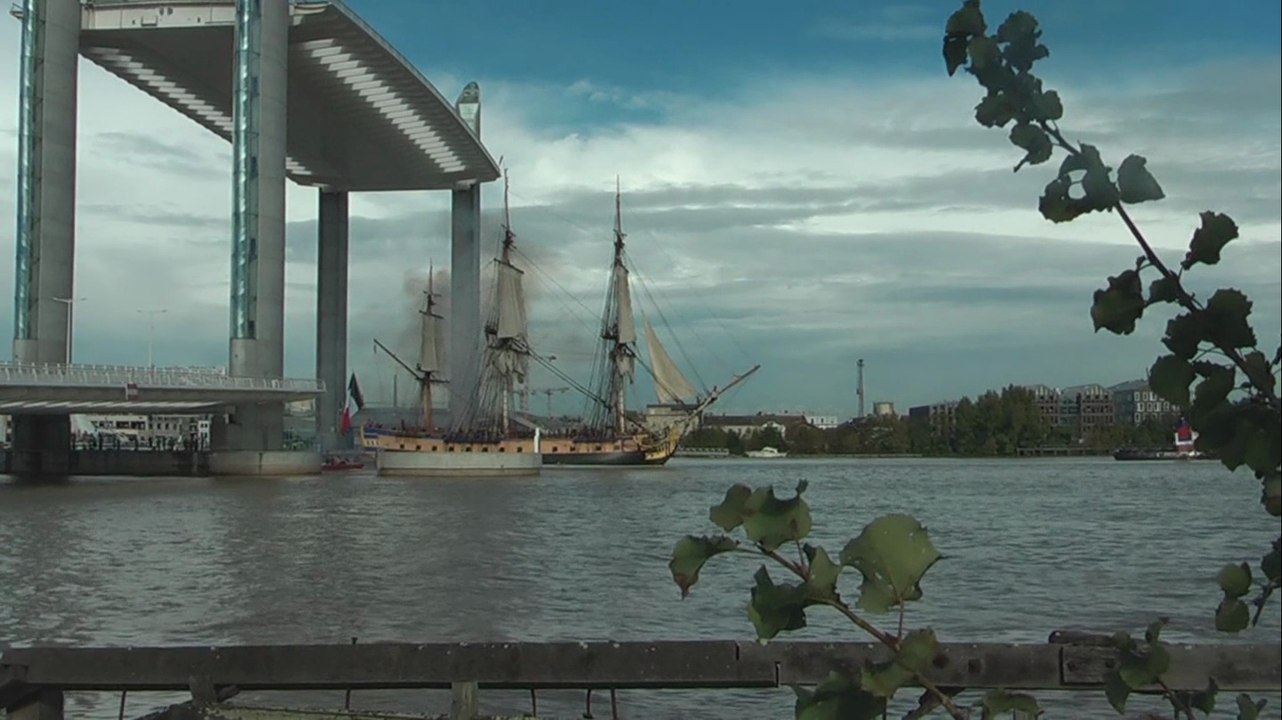 L'Hermione quitte Bordeaux et passe sous le pont Chaban Delmas