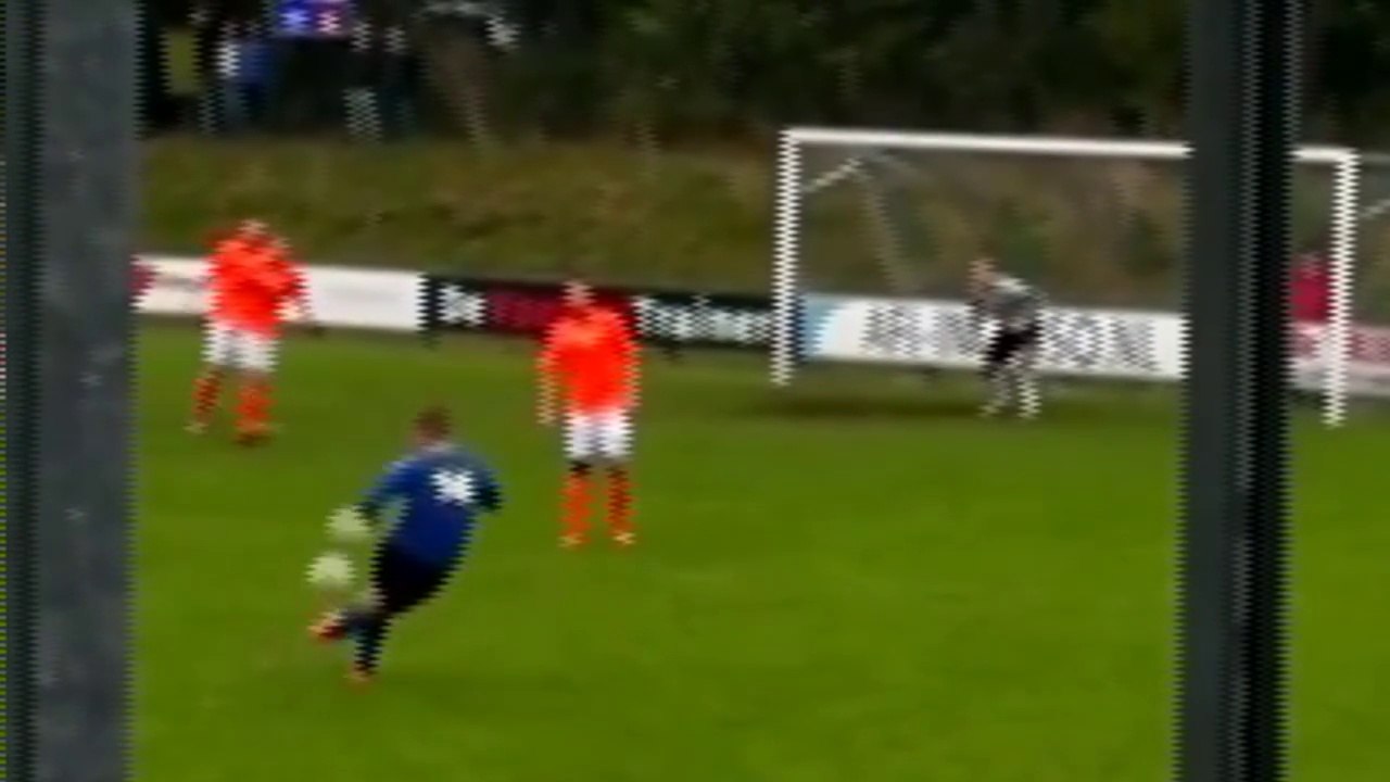 Il tente un coup du foulard sur coup-franc !