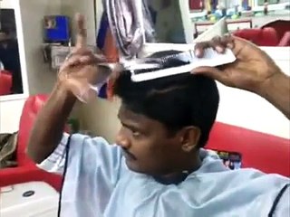 Un coiffeur se coupe les cheveux