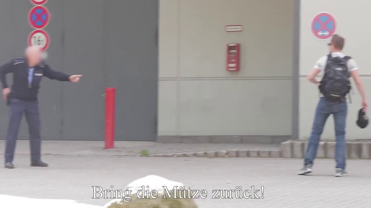 un policier se fait voler sa casquette et sort son arme