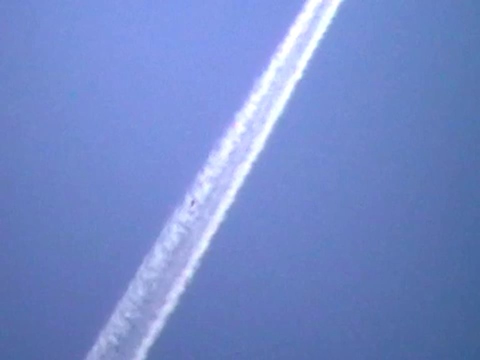 The Best of UFO 2 - UFO recharges fuel on chemitrails