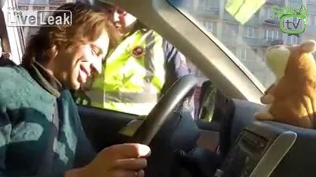 Polisle Dalga Geçen Oyuncak