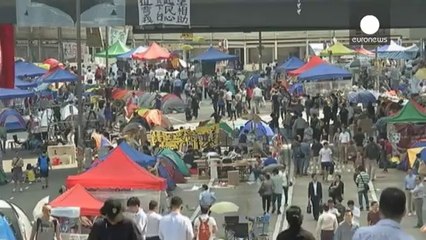 Hong Kong, la polizia rimuove delle barricate