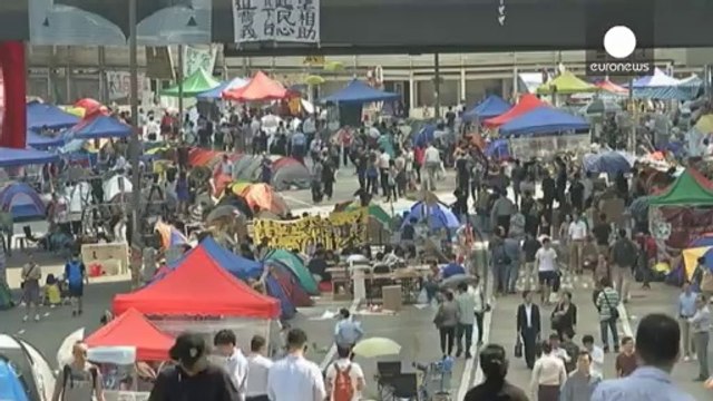 Hong Kong, la polizia rimuove delle barricate