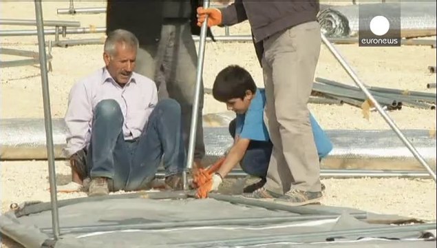 Syrian refugees stranded in no-man's-land as Turkey closes border