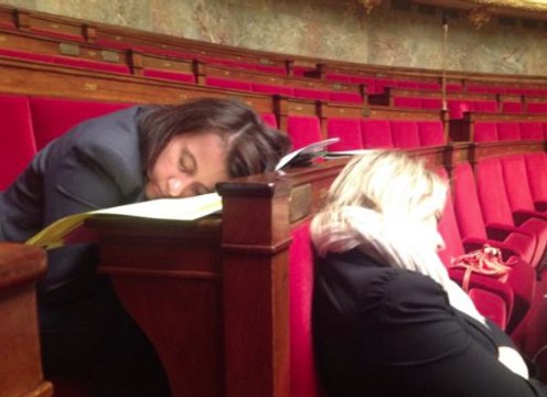 Cécile Duflot s'endort à l'Assemblée - ZAPPING ACTU DU 13/10/2014