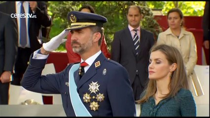 Los Reyes presiden con sus hijas su primer desfile de la Fiesta Nacional