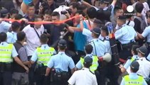 درگیری افراد نقاب دار و پلیس با معترضان 