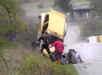 Incroyable accident de rallye en Italie - ZAPPING AUTO DU 13/10/2014