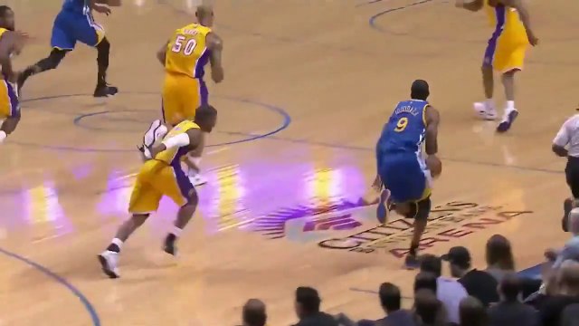 Jogador tenta evitar contra-ataque jogando tênis no adversário