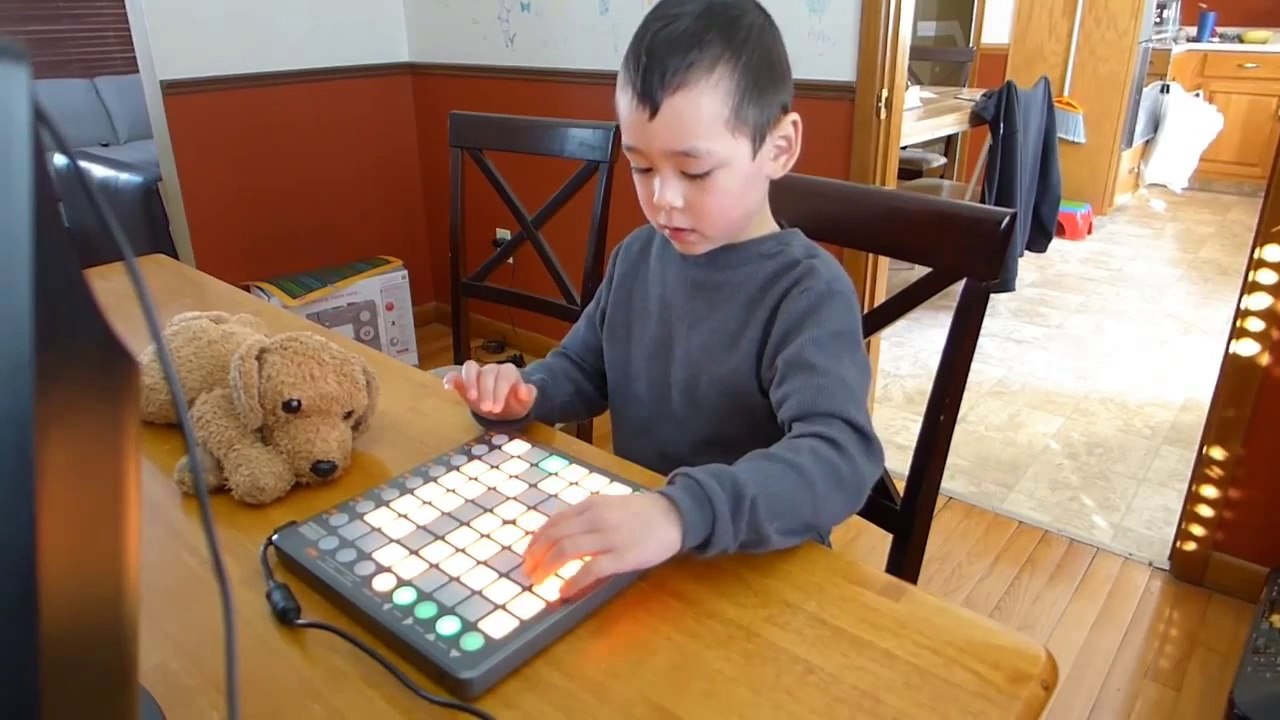 Un enfant de 5 ans joue Pop Culture de Madeon