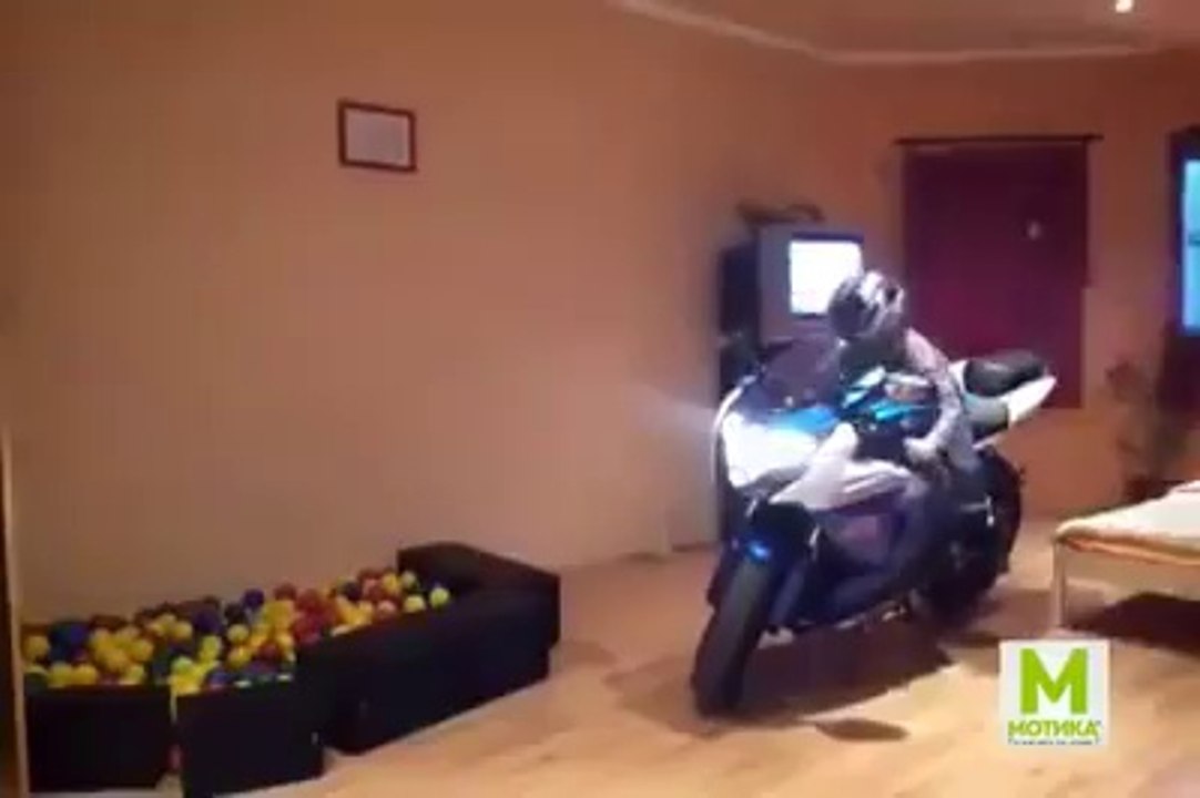 Une enfant tape des rupteurs en moto dans le salon