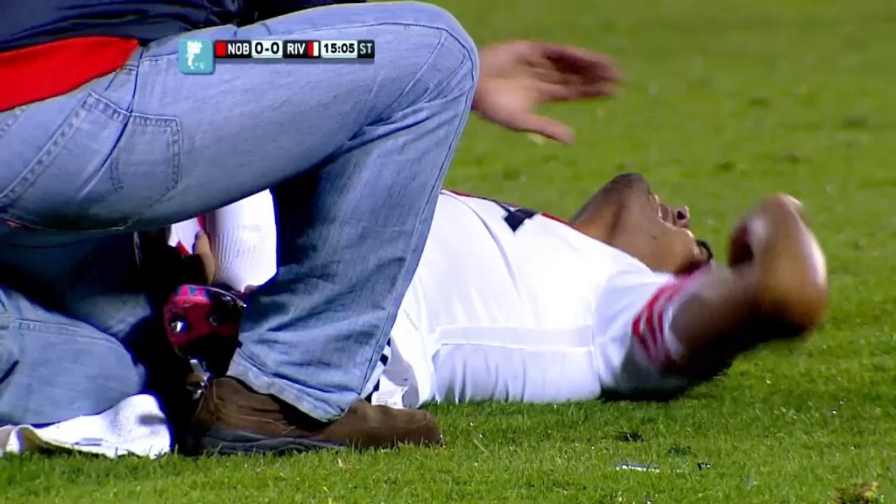 Argentinien: mitspieler foult mitspieler